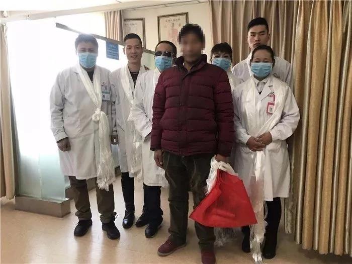 米先生為表達感激之情  為醫(yī)護人員獻上潔白的哈達